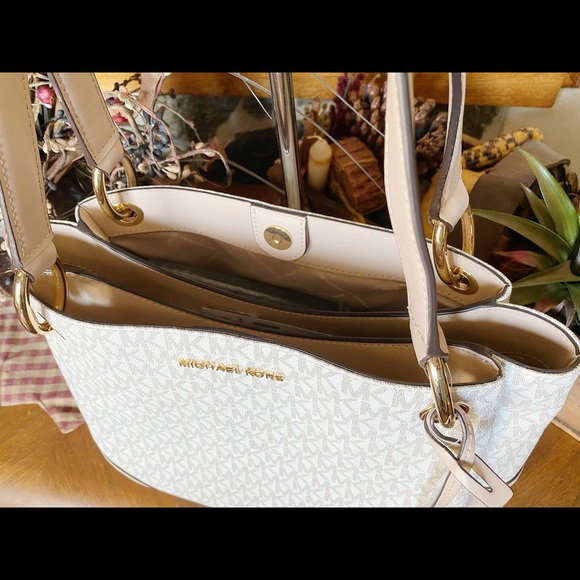Gaby’sBags💕Michael Kors Tote& Wallet SET NWT - Picture 8 of 8